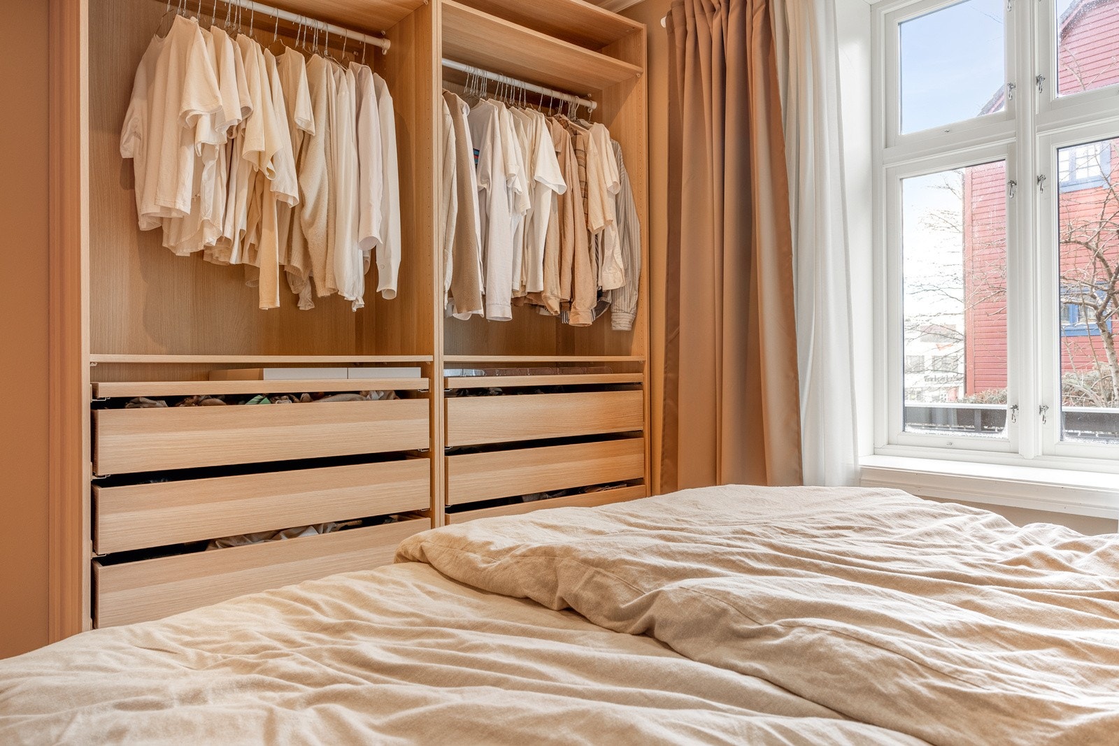 Det er også her et stort vindu som slipper inn rikelig med dagslys. Galleribilde