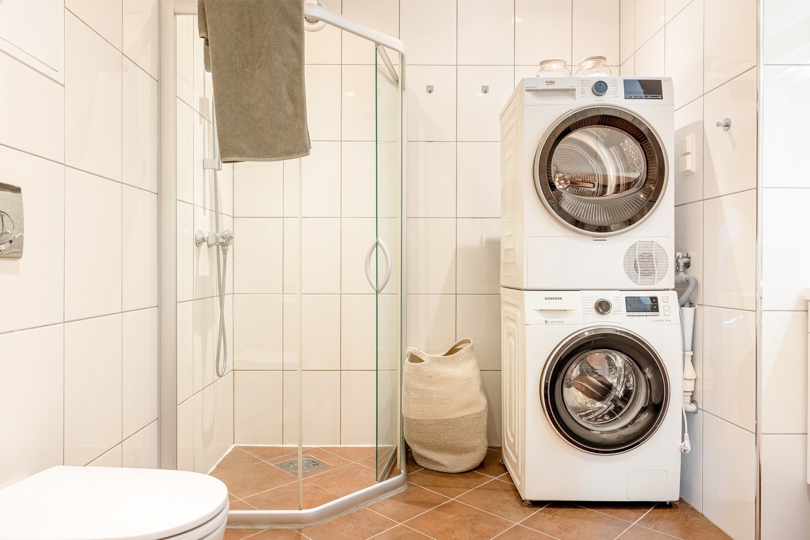 Rommet måler 5,5 kvm og er innredet med dusjhjørne, vegghengt toalett, baderomsinnredning og opplegg for vaskemaskin og tørketrommel. Galleribilde