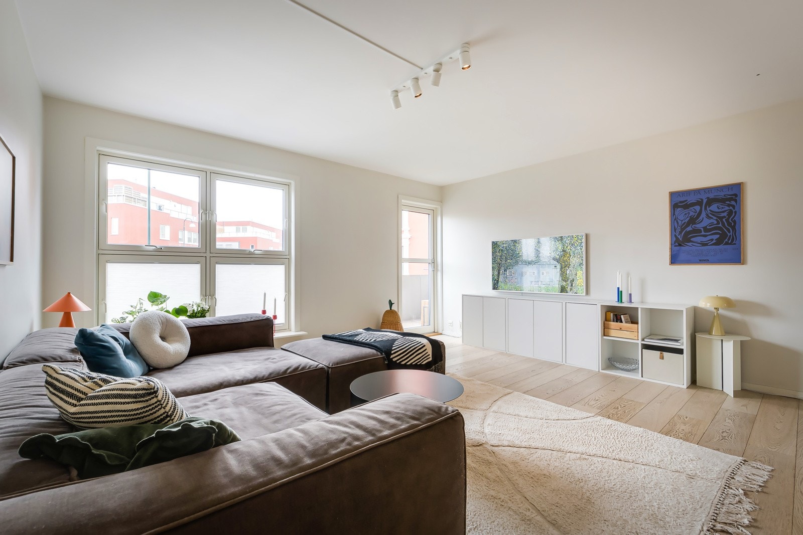 Her kan du gå tørrskodd over den lyse en-stavs parketten og rett ut på 6 kvm balkong. Blir bra til grillsesongen det. Husk maiskolber! Galleribilde