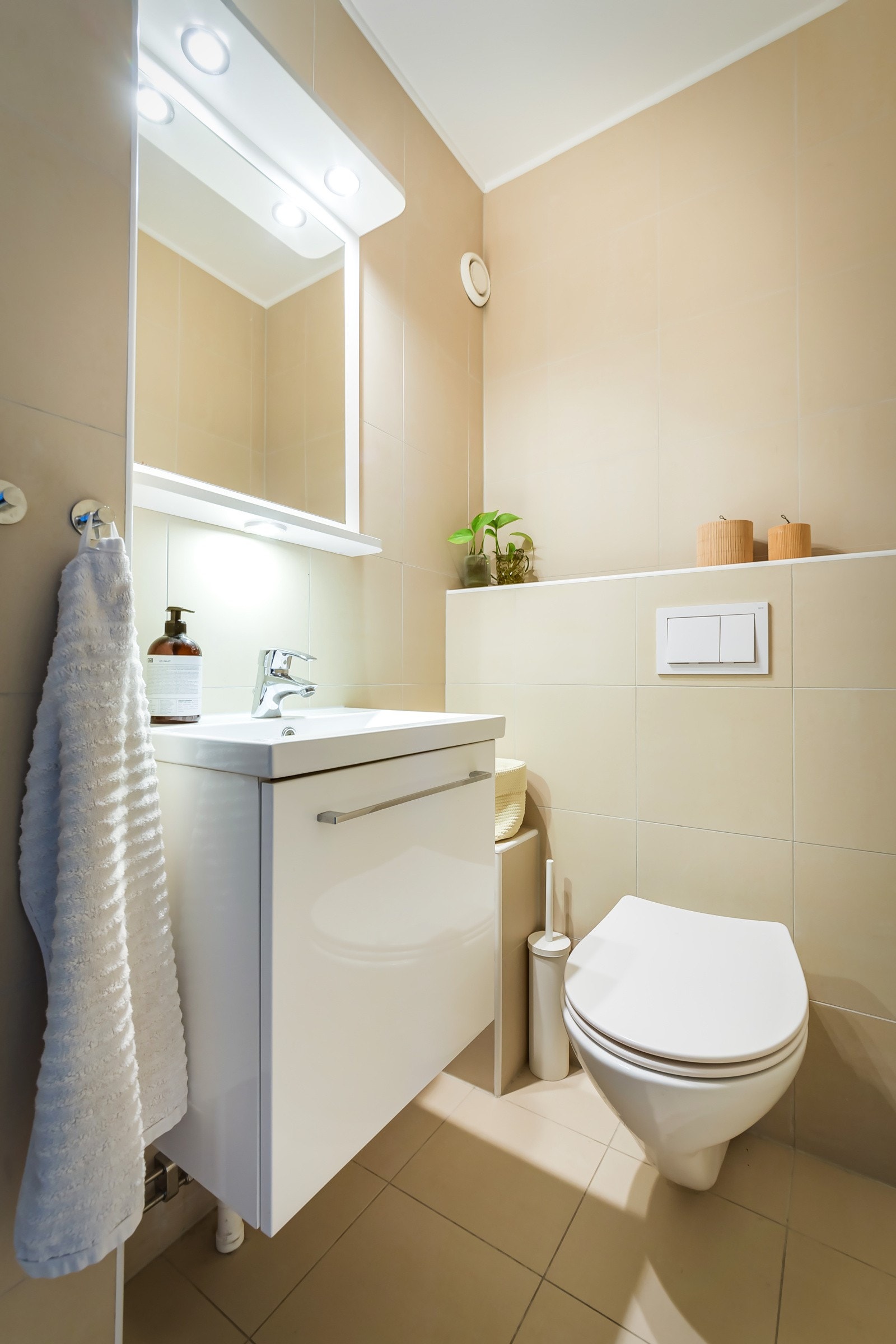 Toalettrom er et rart ord. Men det er nettopp det dette er: et rom med toalett. Praktisk når man har besøk. Ubetalelig når rommet med badekar er opptatt. Galleribilde