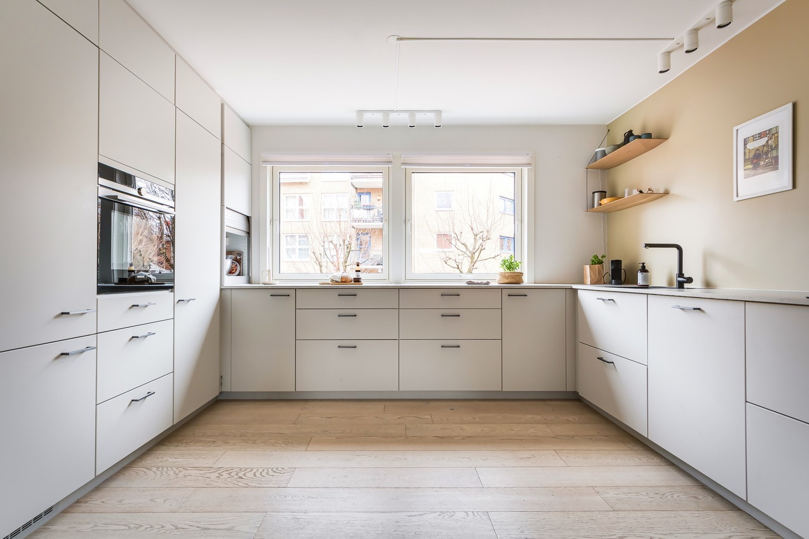 Du må nesten drive restaurant for å ikke synes at det er nok benkeplass her. Oppbevaring også. Nesten så man går seg bort i skuffer og skap. Galleribilde