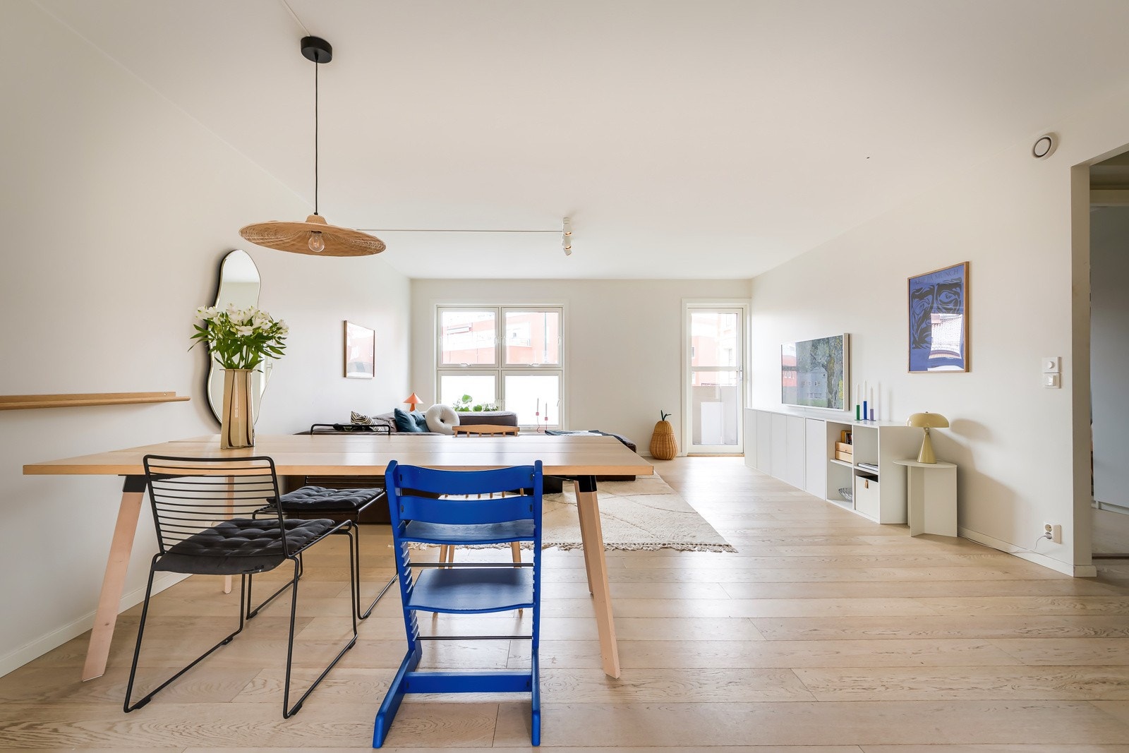 Det er gulvvarme (varmefolie) på kjøkken, stue og entré/ gang. Ullsokkene kan bli på loftet, med andre ord. Galleribilde