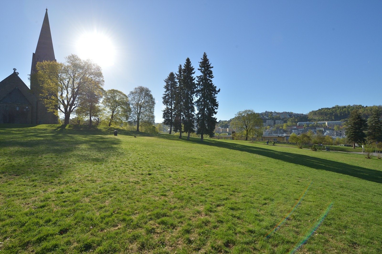 Vålerengaparken (og kirken, ja) finner du i kort avstand fra boligen. Du kan faktisk se kirketårnet fra soverommet. Galleribilde