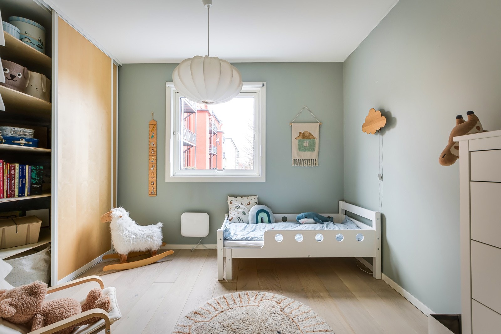 Soverom tre finner vi i enden av gangen. Her også er det god plass til seng, kommode etc. Alt du forventer av et soverom egentlig. Galleribilde