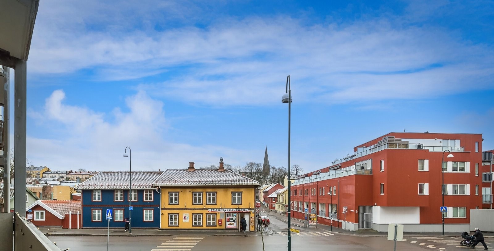 Her er det kort vei til noen av byens hyggeligste kaféer, restauranter og gater. Og byens kanskje mest kjente kirke, som titter opp baki der. Galleribilde