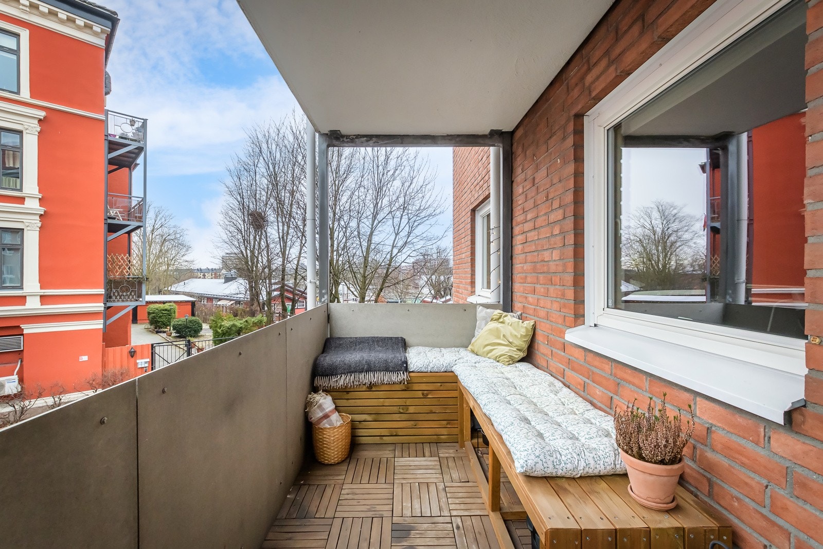 Her kan dere sitte og kikke på livet på Vålerenga. Eller grille, og luke litt i blomsterkassene. Det er valgfritt. Galleribilde