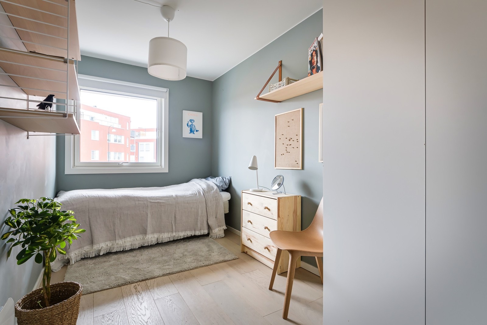 Dette er altså soverom to, med plass til seng (gjerne større enn den på bildet), garderobe og enda litt til Galleribilde