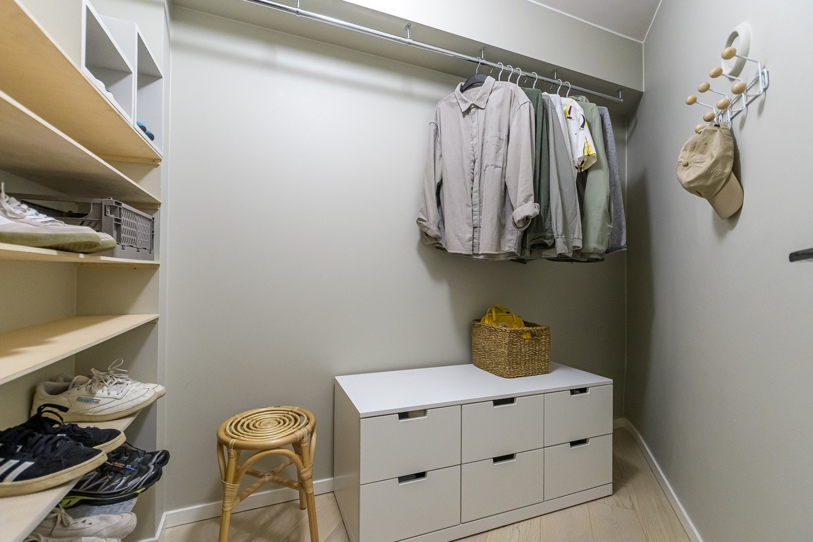 Her er det godt med plass! Danseplass? Kanskje ikke, men fint med plassbygd skohylle. Danse kan du gjøre i stua. Galleribilde