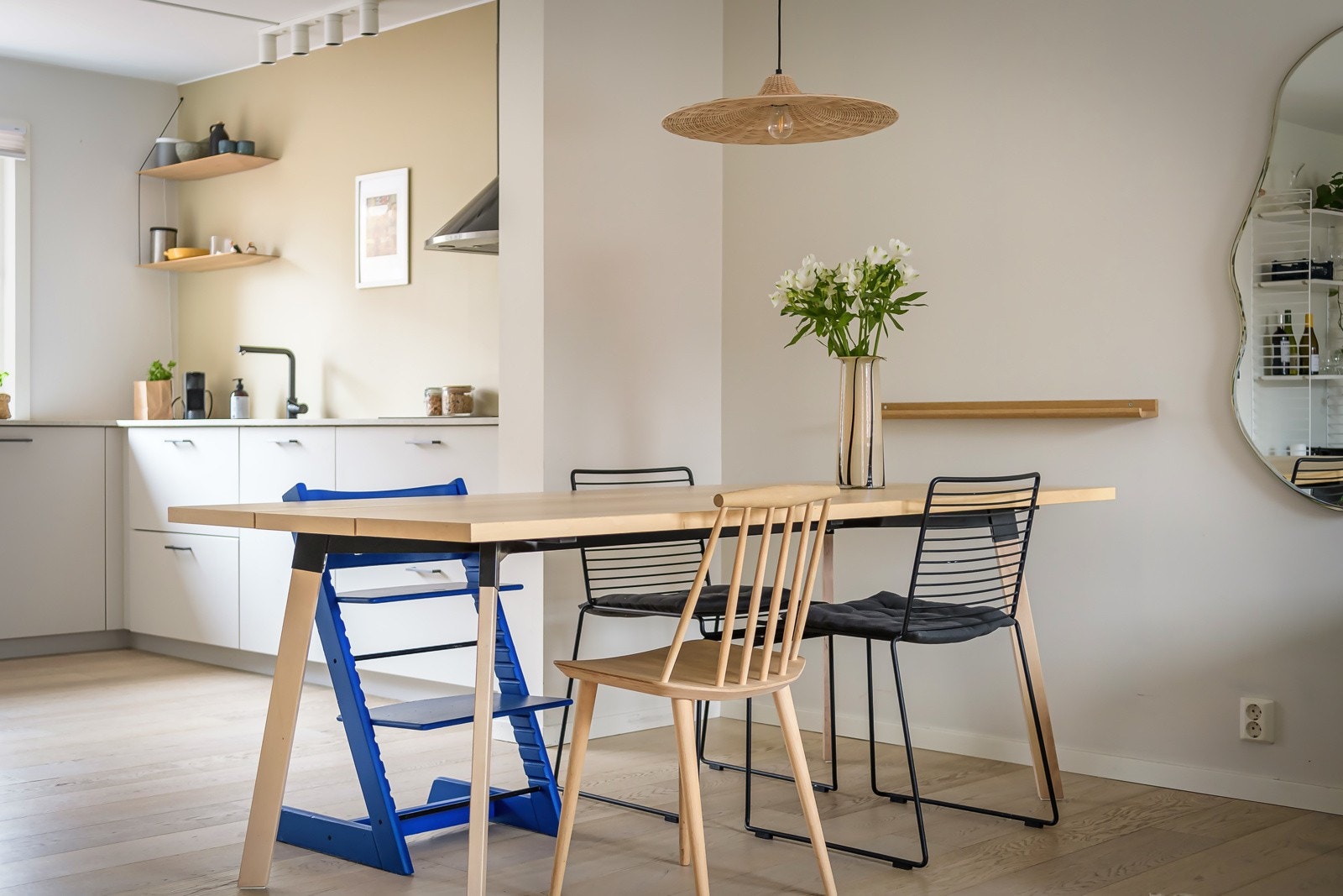 De integrerte hvitevarene som vi var inne på i stad er: kjølskap med fryser + oppvaskmaskin, stekeovn og induksjon platetopp fra Siemens. Galleribilde