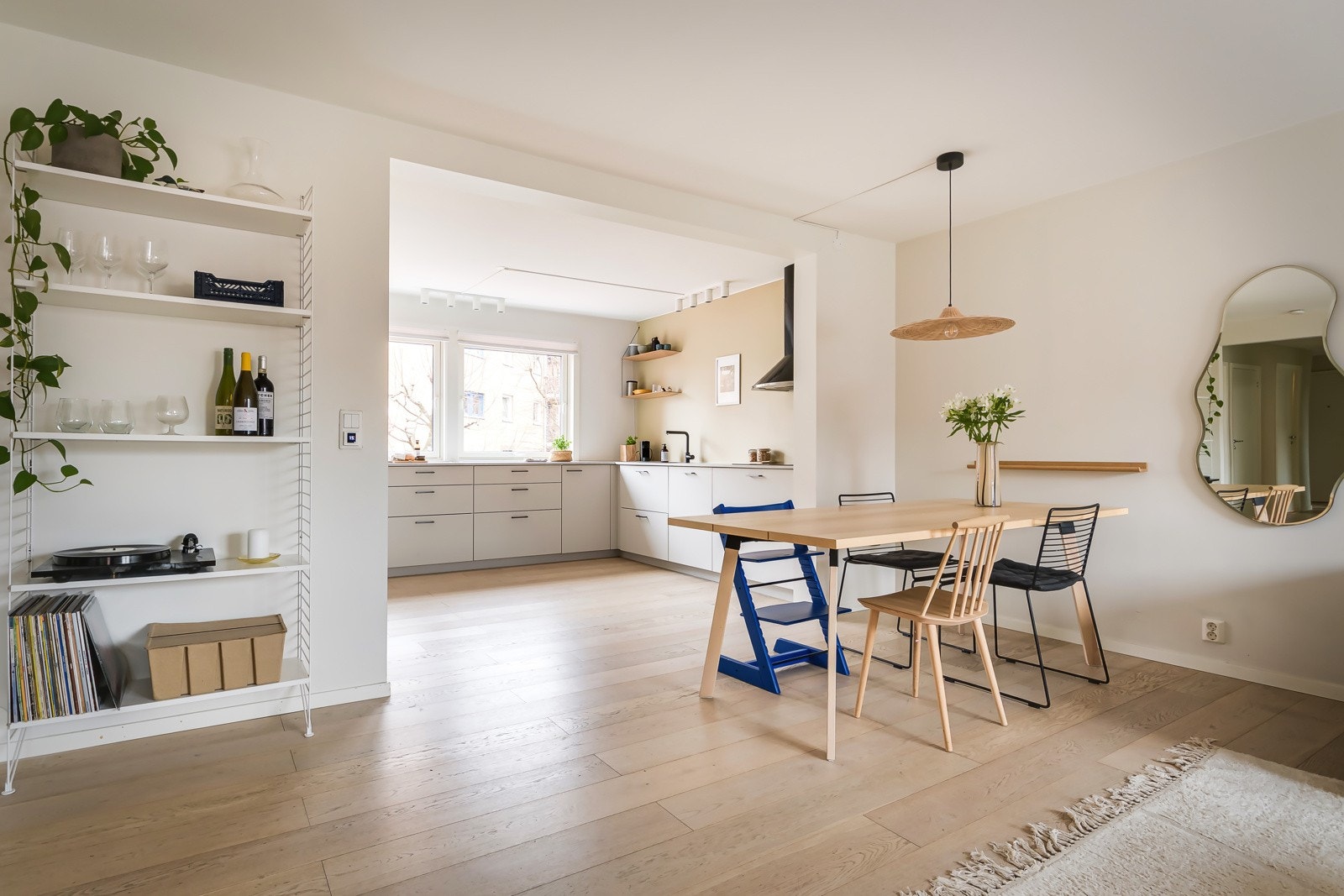 Glup planløsning og store vinduer i alle rom gjør at du får masse naturlig lys, selv uten å gå ut på balkongen. Galleribilde