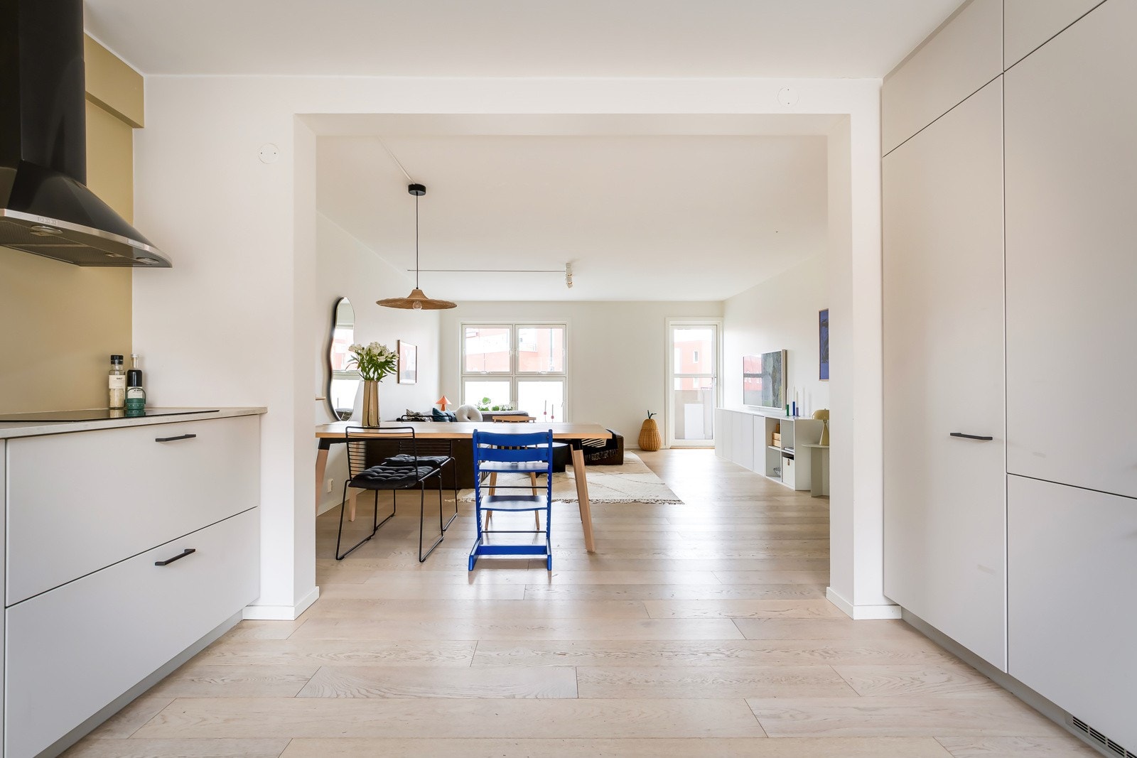 Standarden på boligen? Høy. Naturlig lys? Jepp. Lyse overflater på vegger? Klart det. Lys, en-stavs parkett? Oh yes! Galleribilde