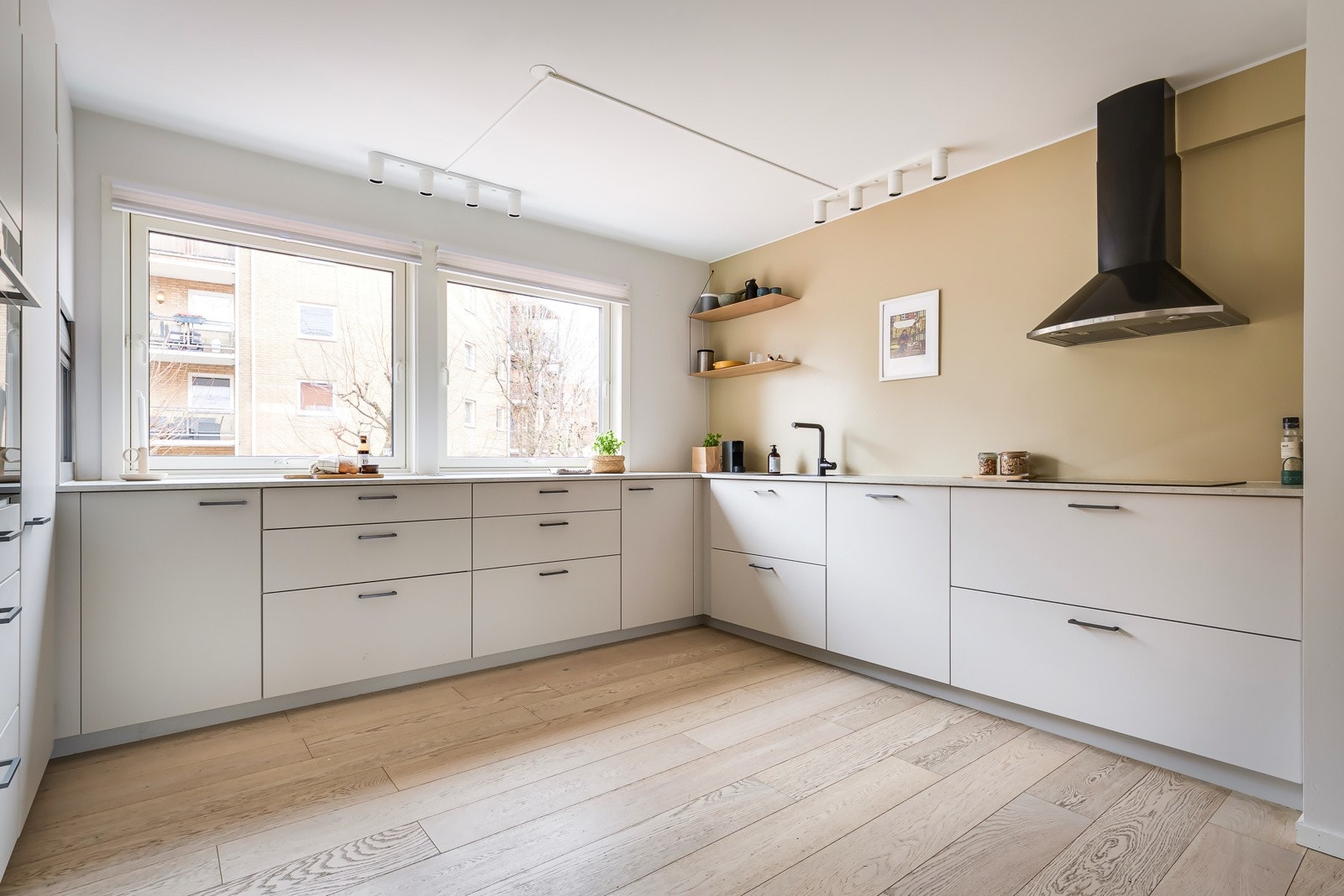 Kjøkkenet ble pusset opp i 2017 og er fra Kvik. Alle hvitevarer på kjøkkenet følger med. De er tross alt integrerte. Galleribilde