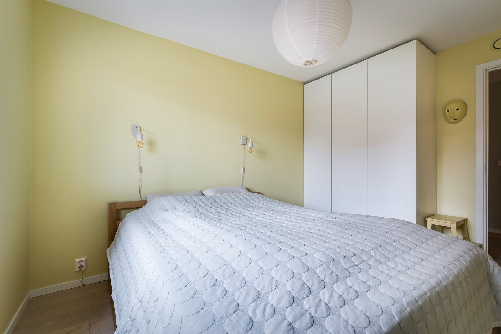 Hovedsoverommet er romslig. Her er det god plass til seng av typen av dobbel, og garderobeskap - det følger faktisk med på kjøpet. Galleribilde