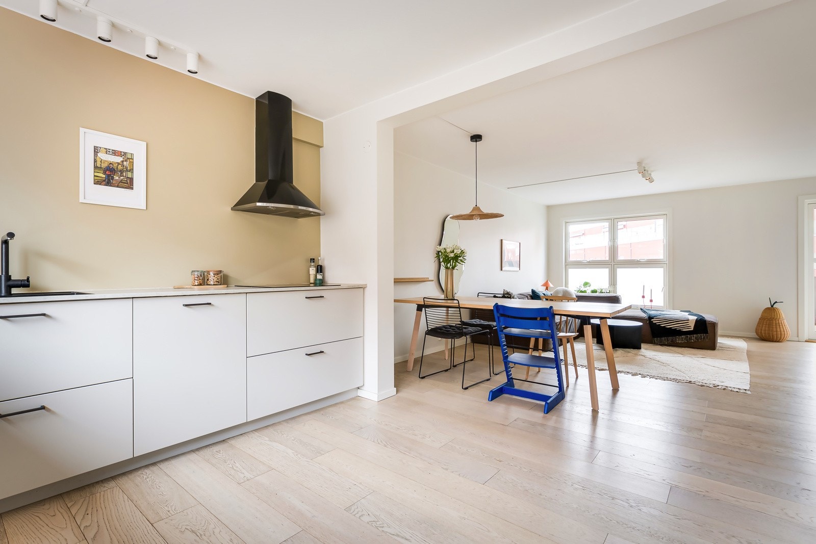 God plass på kjøkkenet er én ting, men vel så viktig er det med god plass til å samles rundt bordet. Det får dere også her! Galleribilde