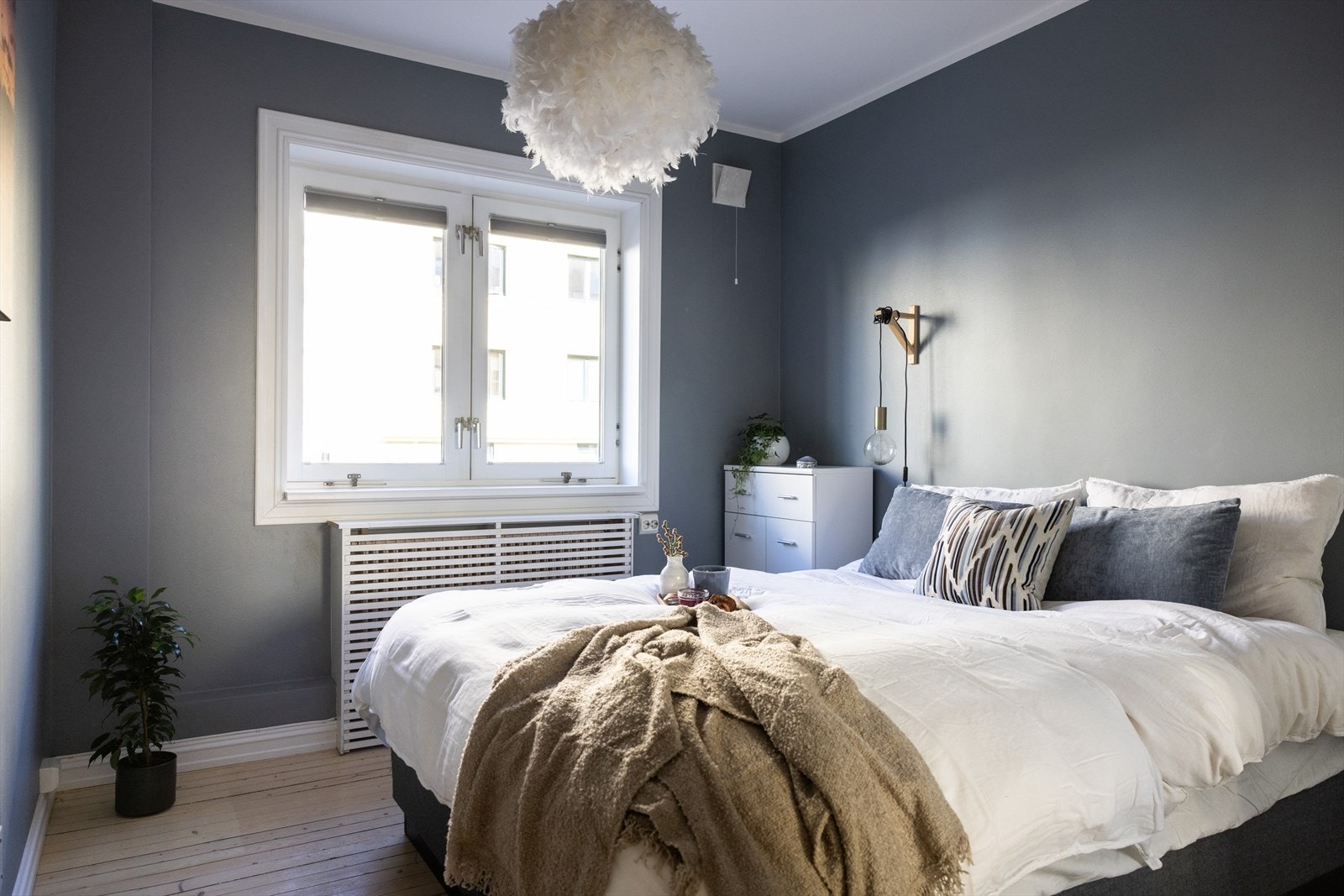 Soverommet er av god størrelse med plass til dobbeltseng, nattbord og tilhørende møbler. Galleribilde