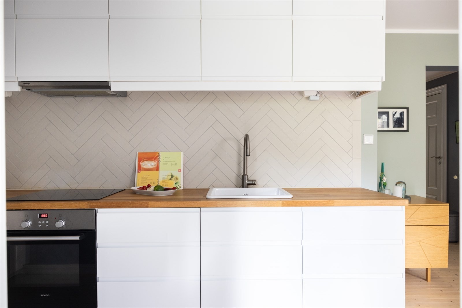 Videre er kjøkkenet utstyrt med integrert platetopp, stekeovn, oppvaskmaskin og kjøl/fryseskap. Galleribilde