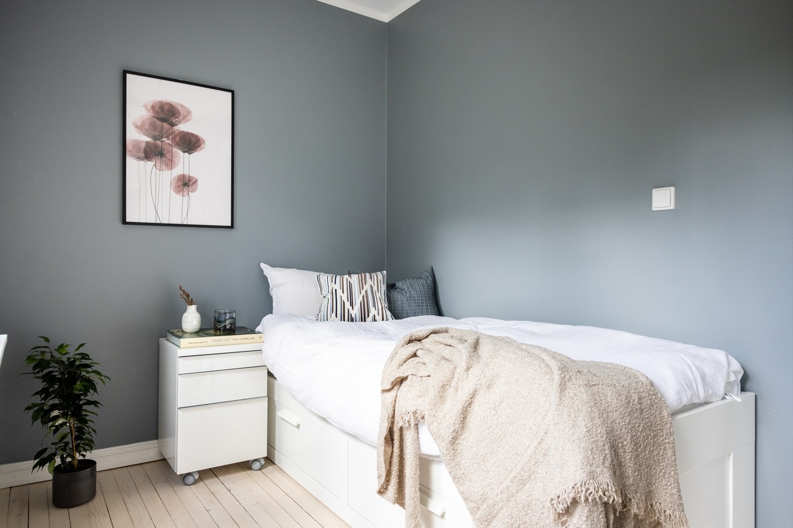 Boligens andre soverom er også av god størrelse med inngang fra kjøkken. Galleribilde