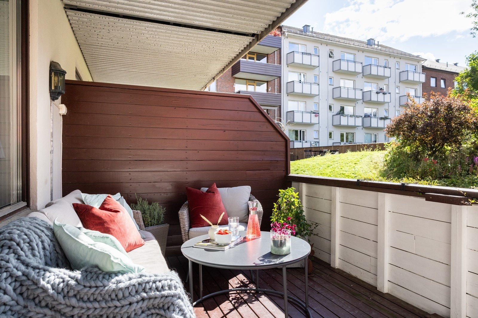 Terrassen er romslig og kan naturlig deles inn i ulike soner med utemøbler, grill og beplantning. Galleribilde