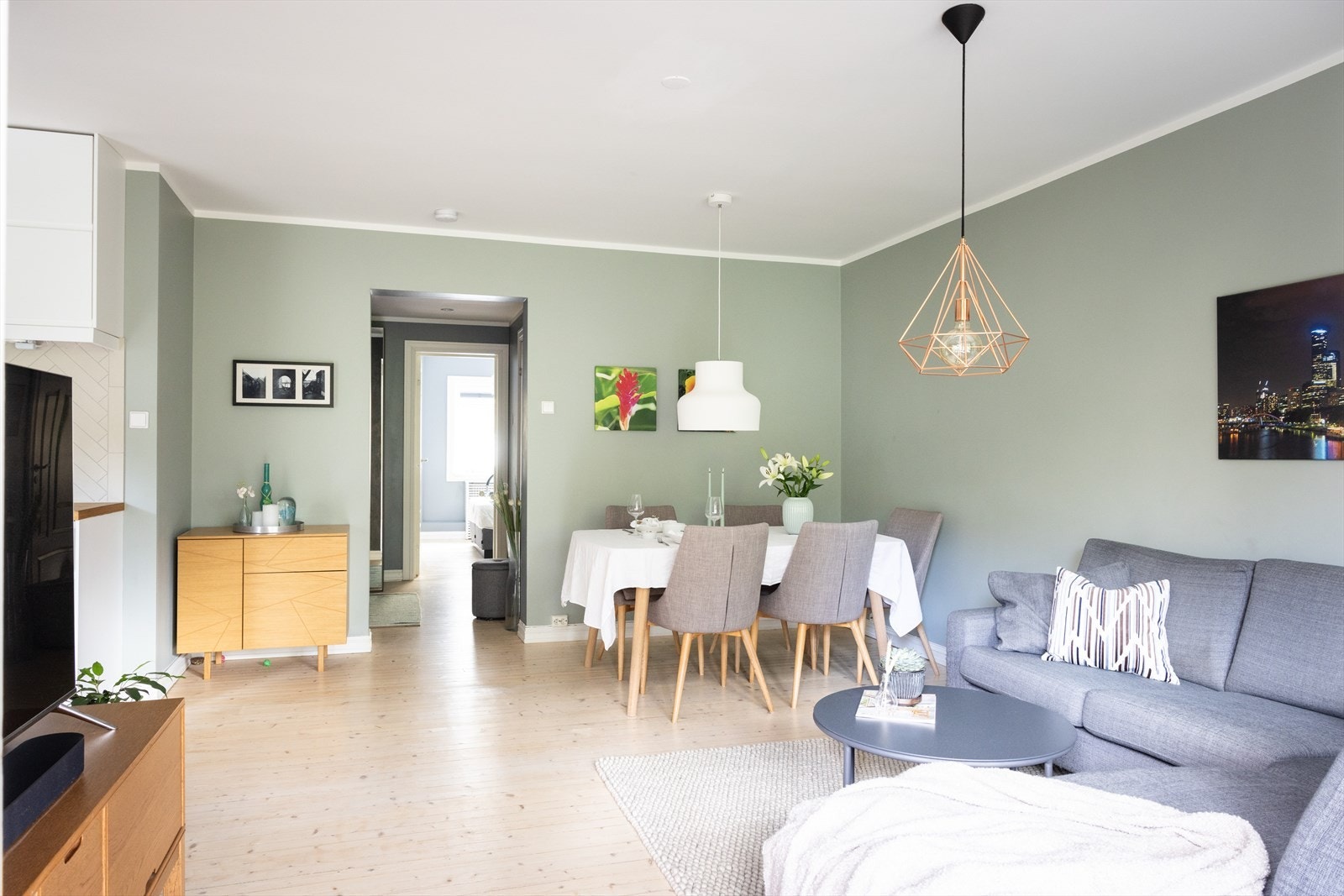 Planløsningen er tilpasset på en meget god måte med plass til både sofagruppe, spiseplass og tilhørende møbler. Galleribilde