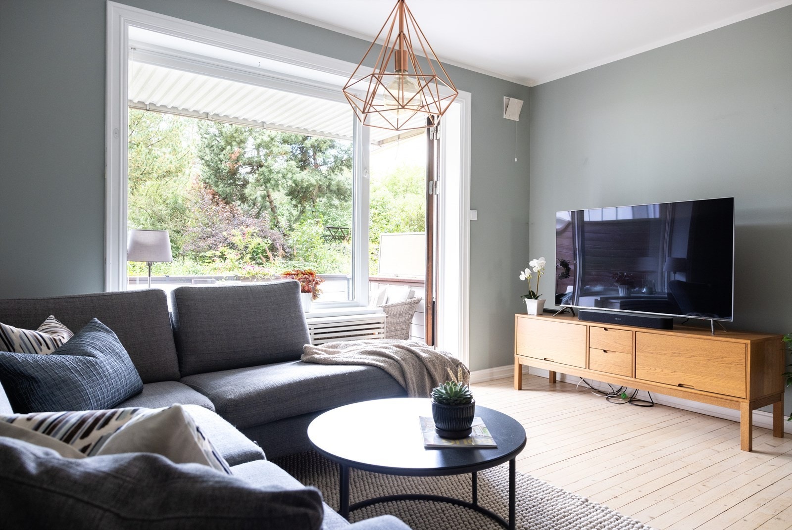 Fra stuen er det utgang til en hyggelig terrasse på 10 kvm! Galleribilde