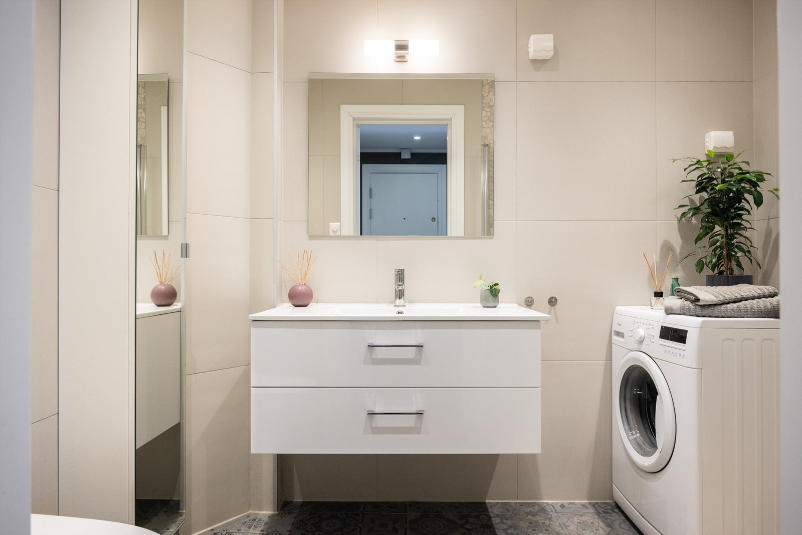 Pent flislagt baderom med elektrisk gulvvarme. Galleribilde