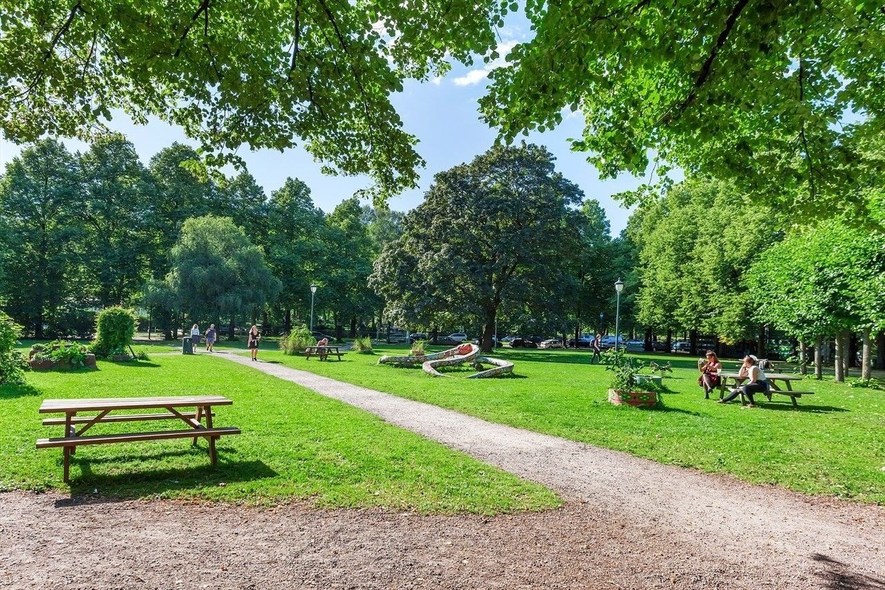 Bydelen kan by på flere fantastiske grøntområder som Bjølsenparken, Geitmyra skolehager og -gård, Akerselva Miljøpark, Myraløkka og Voldsløkka rett rundt hjørnet. Galleribilde