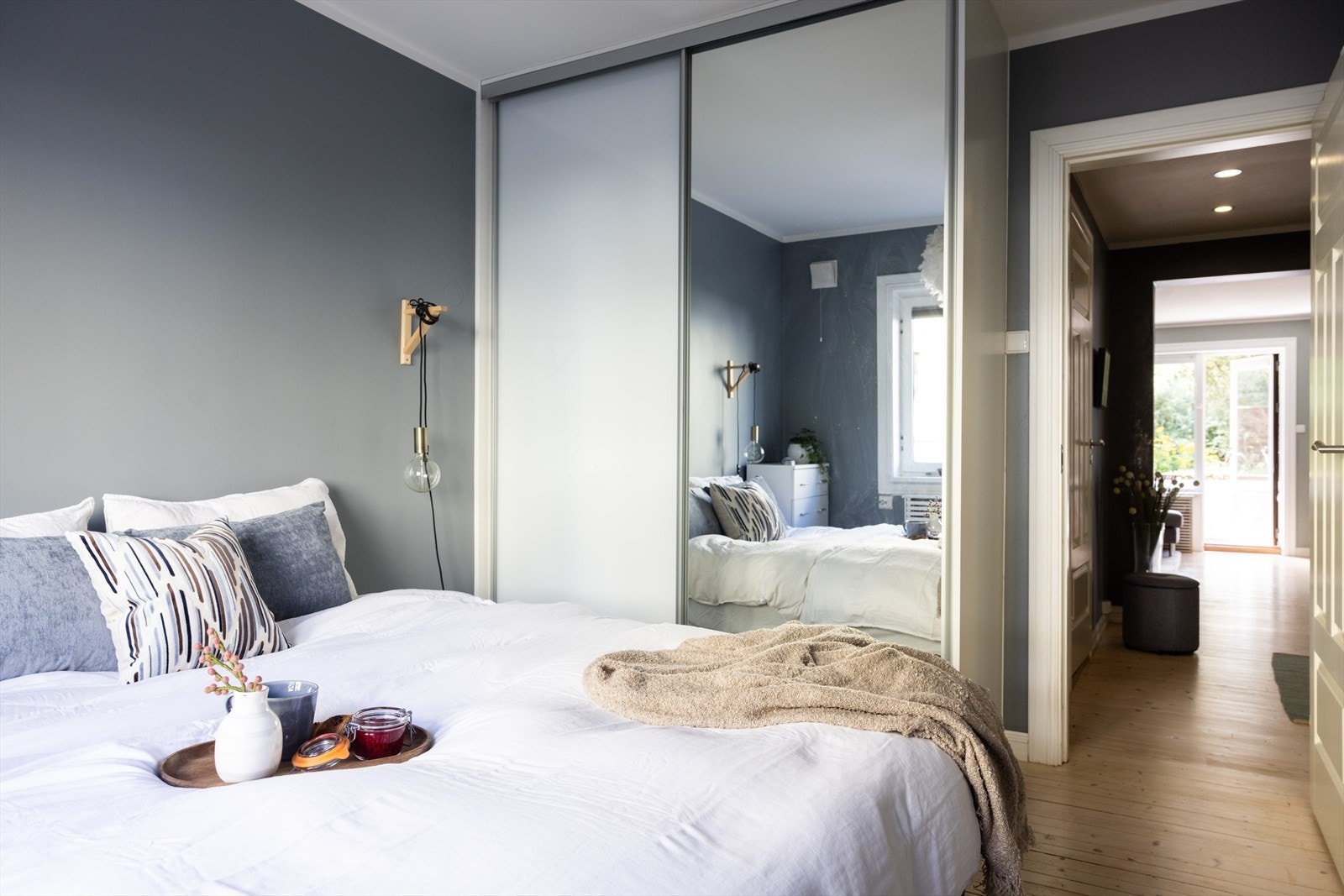 Videre er det gode oppbevaringsmuligheter i skyvedørsgarderobe med speilfronter. Galleribilde