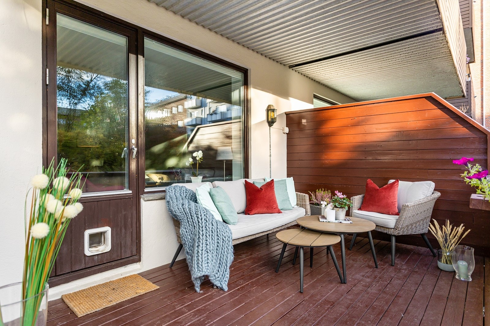 Terrassen er sydvestvendt med meget gode solforhold. Her sitter du godt skjermet for innsyn og kan nyte solrike dager. Galleribilde