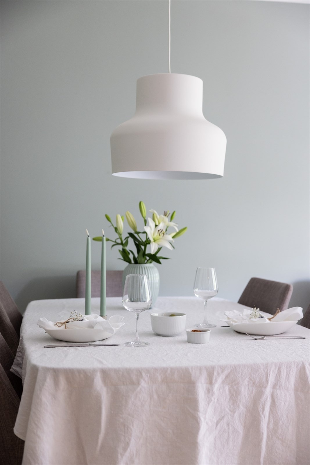 Leiligheten holder en gjennomgående god standard med overflater malt i delikate fargetoner og flott tregulv. Galleribilde