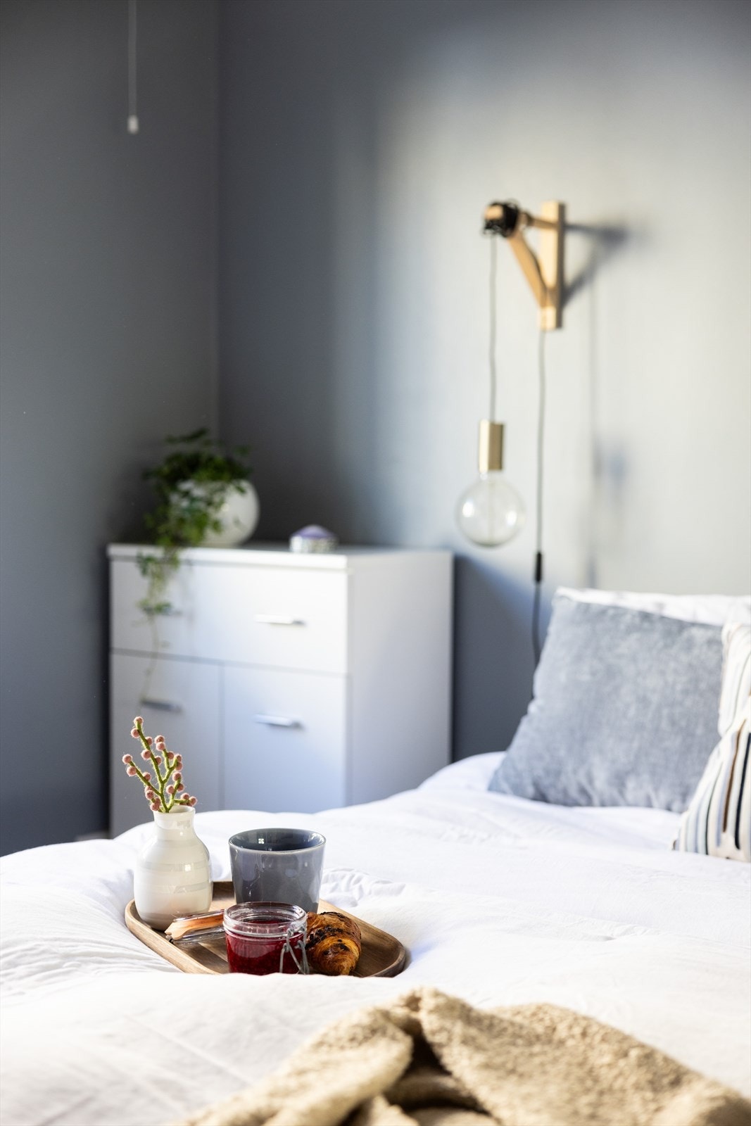 De store vindusflatene gir rommet en behagelig følelse. Galleribilde