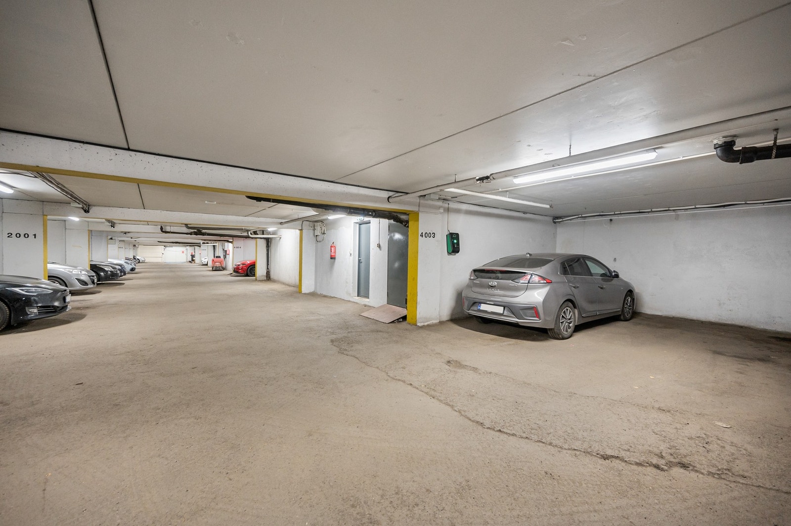 Beboer disponerer en garaseplass med lader Galleribilde
