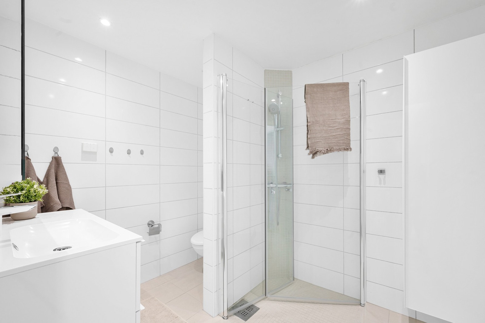 Stilrent flislagt baderom med downlights i himling. Galleribilde
