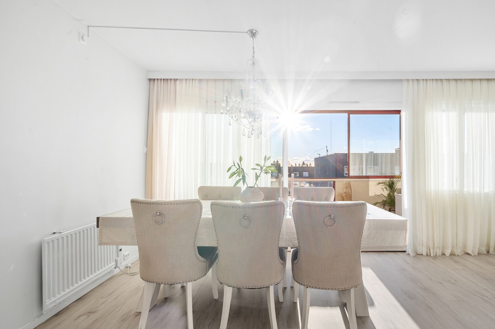 Det er store vindusflater som tilfører leiligheten rikelig med naturlig dagslys. Galleribilde