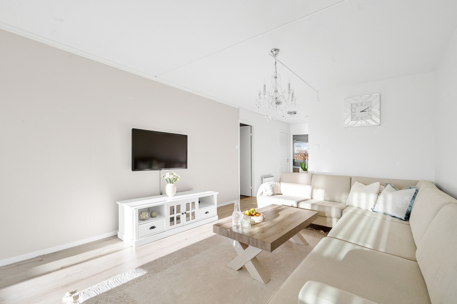 Innredet med sofagruppe, spisebord og tv-møblement. Galleribilde
