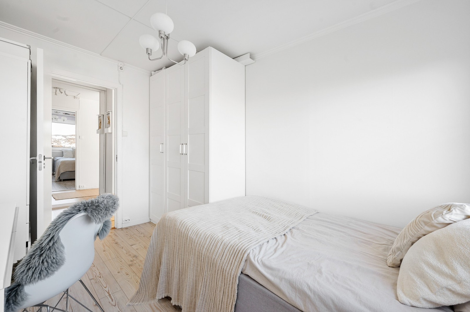 Her er det plass til seng, skrivepult og garderobeskap. Galleribilde