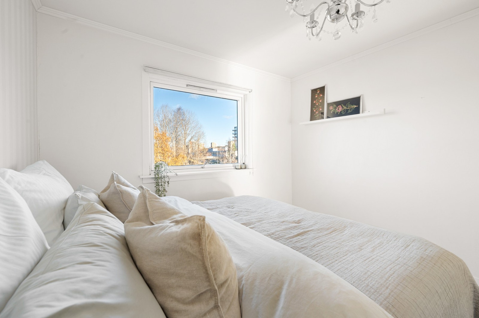 Hovedsoverommet har god plass til dobbeltseng, nattbord og garderobeskap. Galleribilde