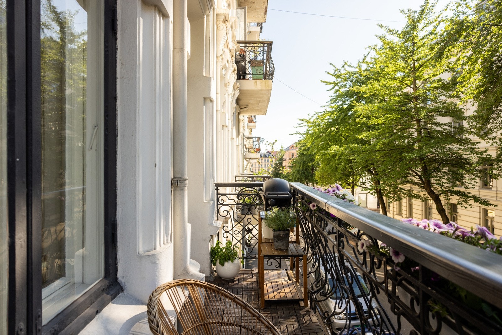 Her kan du nyte lange, deilige sommerdager med en god bok og noe godt i glasset. Galleribilde