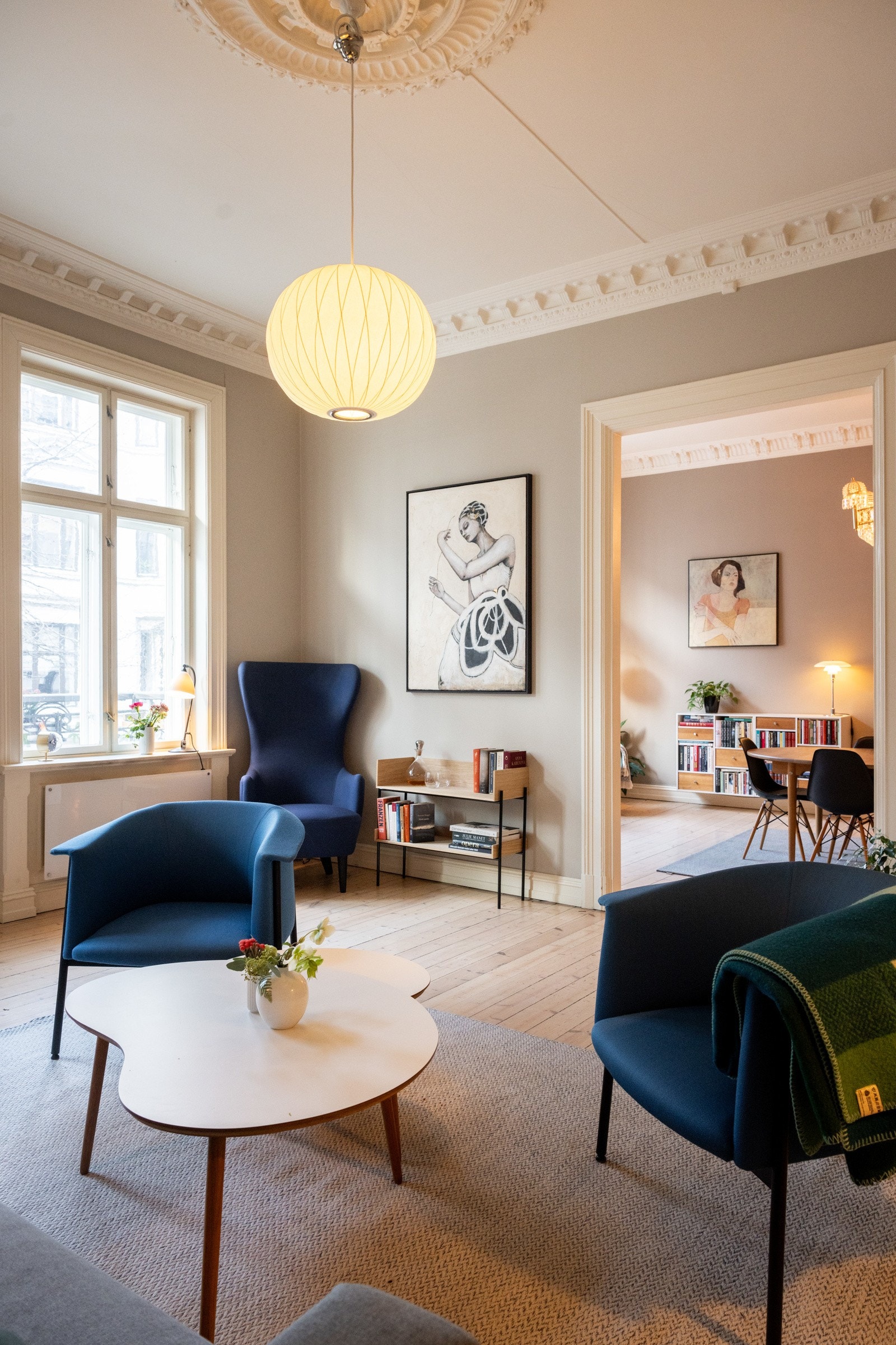 Store vindusflater som slipper til rikelig med naturlig lys. Galleribilde