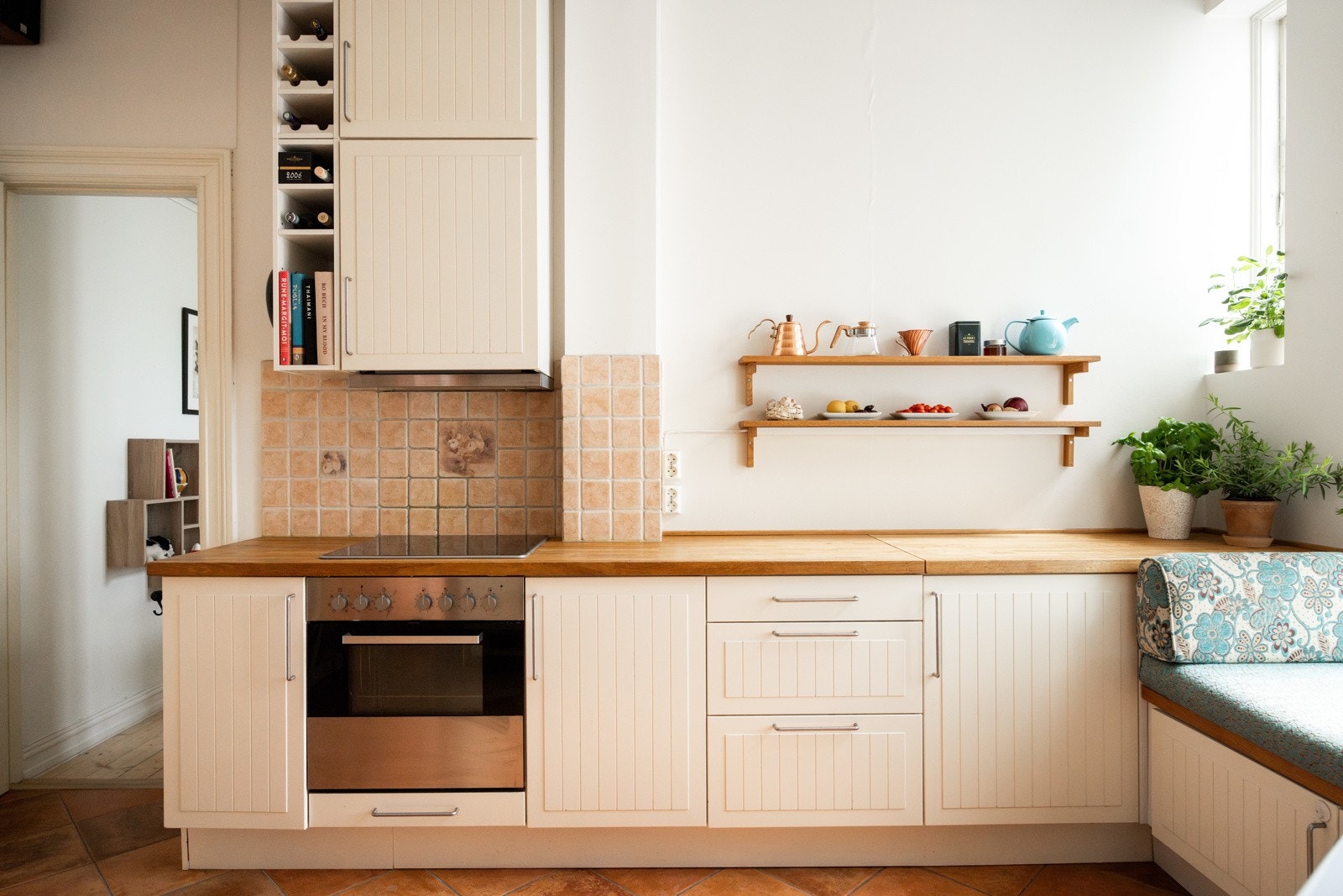 Ventilator over kokesone, samt nedfelt oppvaskkum i hvit porselen. Galleribilde