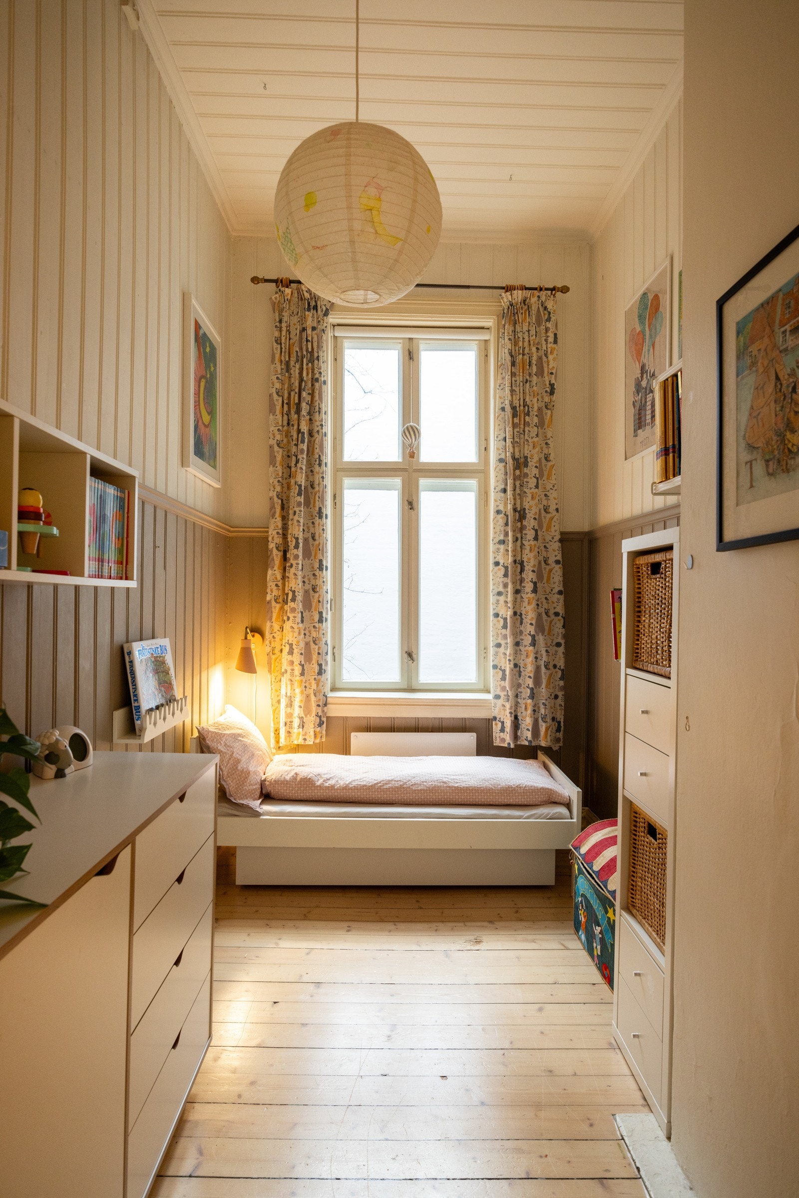 Soverom nummer to er romslig og har plass til seng, nattbord og kommode/skrivepult. Galleribilde