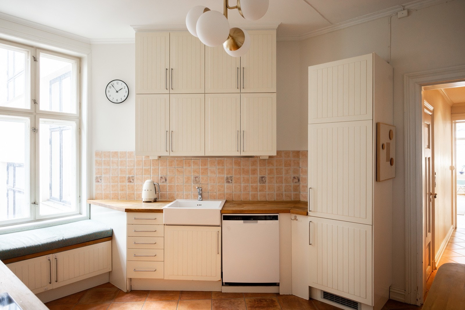 Lys og pene fliser over kjøkkenbenk. Galleribilde