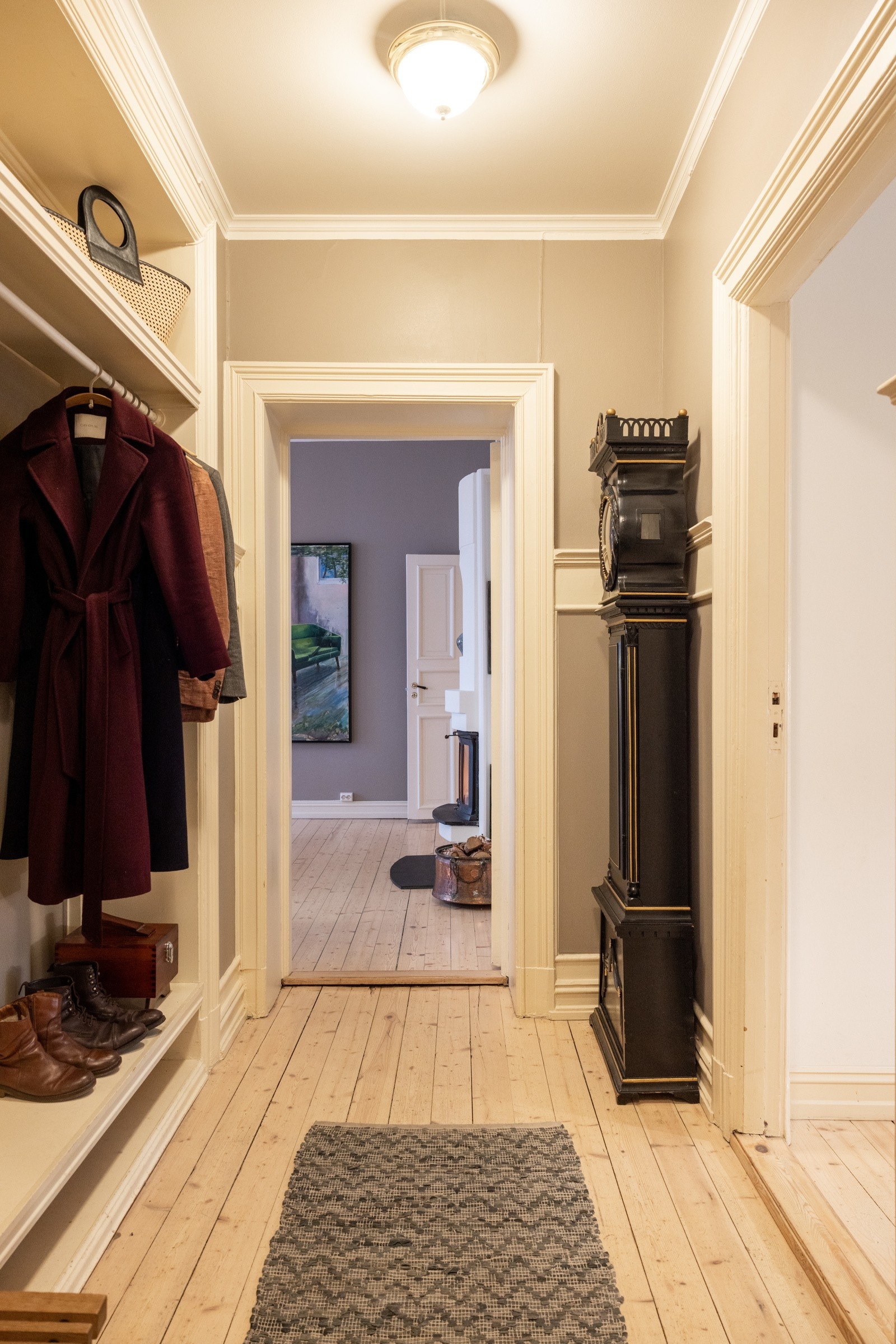 Innbydende entré med pent tregulv og lyse overflater, noe som gir et godt førsteinntrykk av boligen. Galleribilde