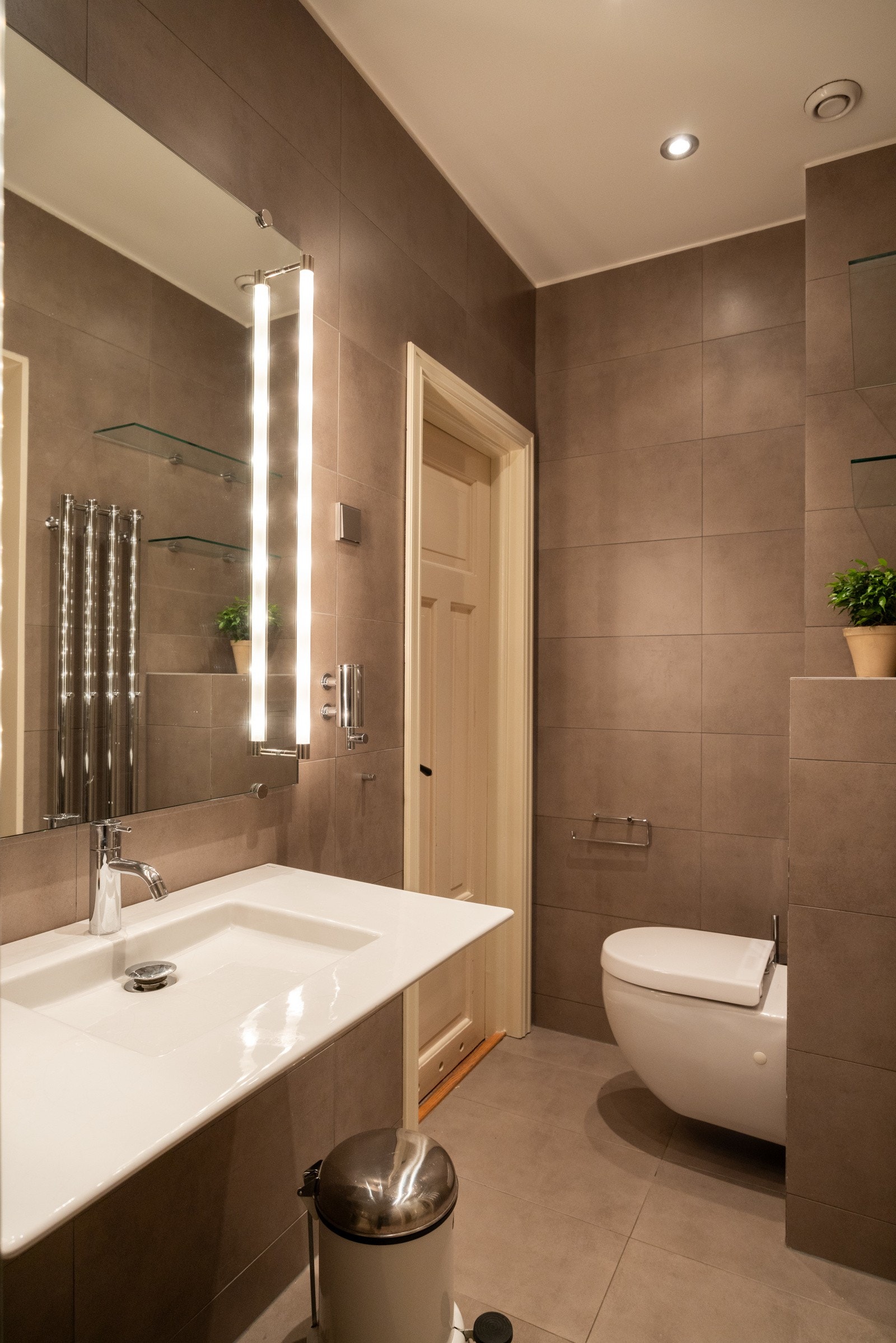 Varme i gulv og downlights i himling. Galleribilde