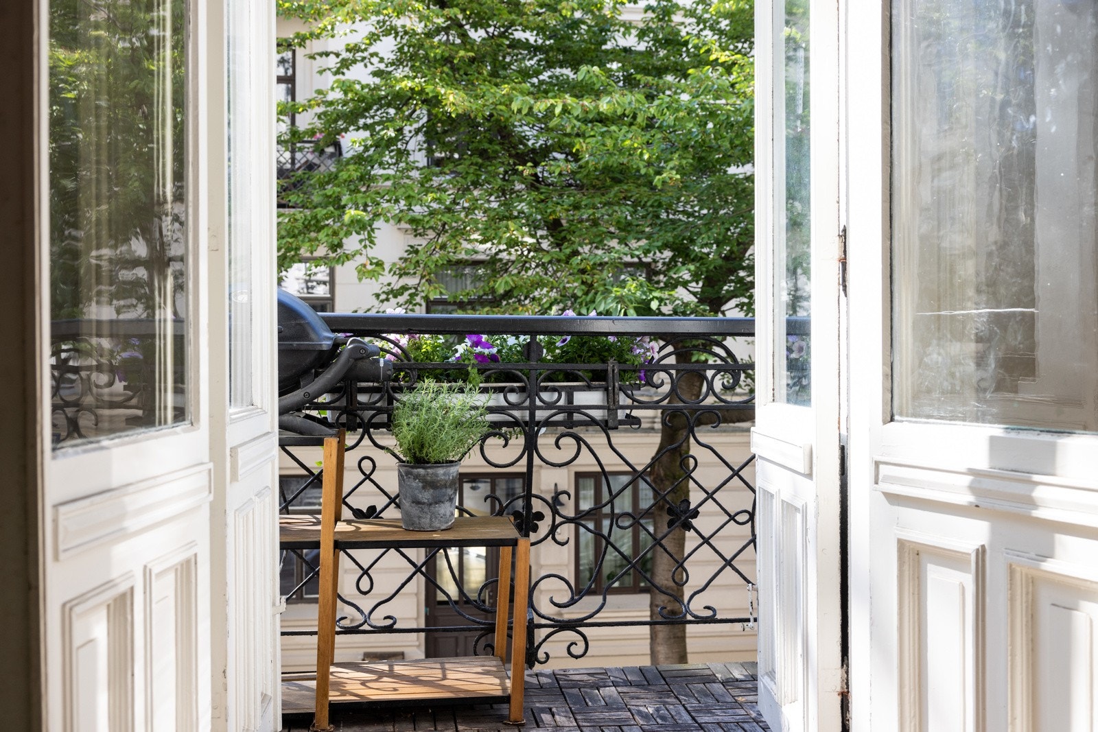 Nydelig, klassisk 4-roms leilighet som består av entré, baderom, spisestue, stue, to soverom, gang og kjøkken. Galleribilde