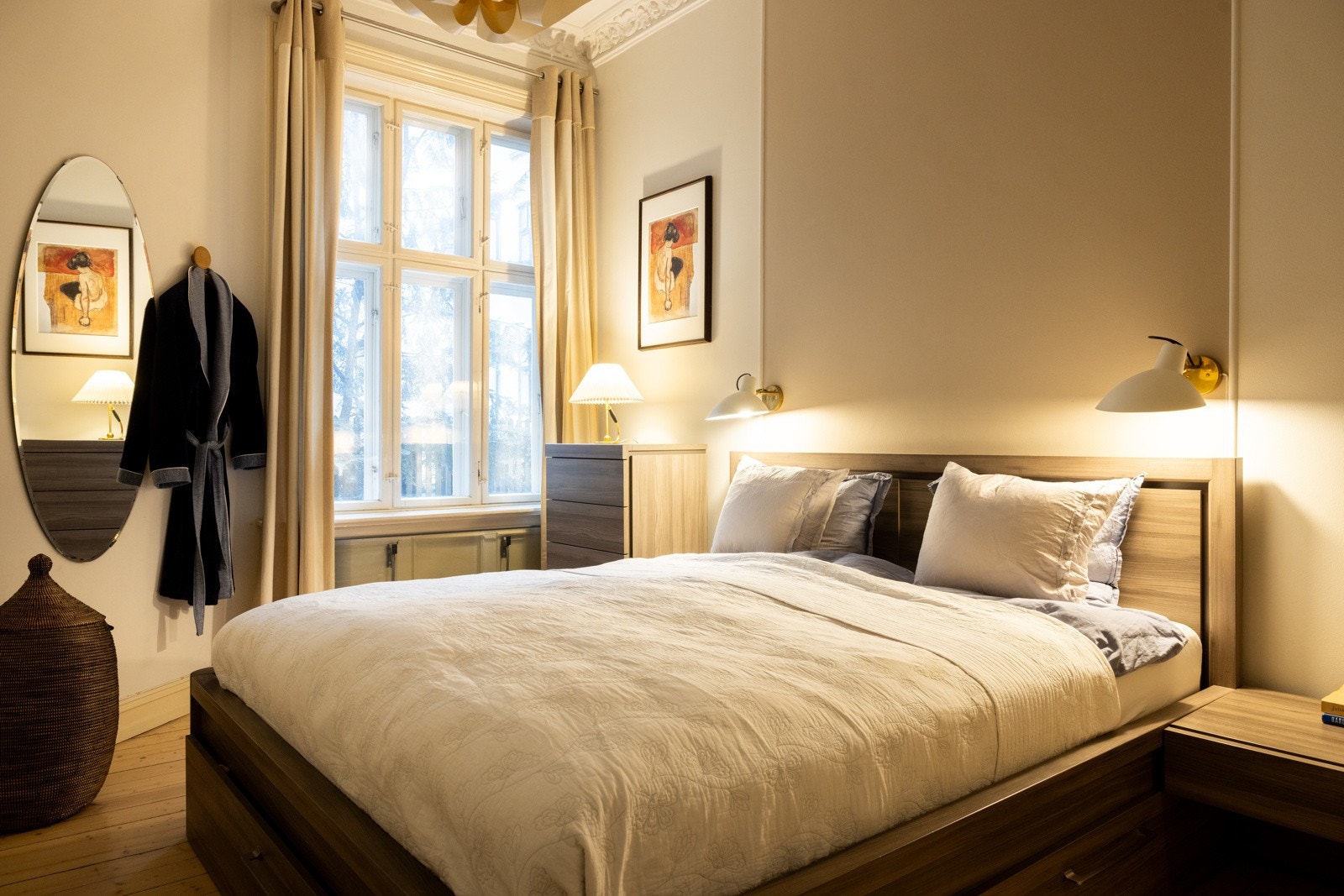 Hovedsoverommet er av god størrelse med plass til dobbeltseng, nattbord og kommode. Galleribilde