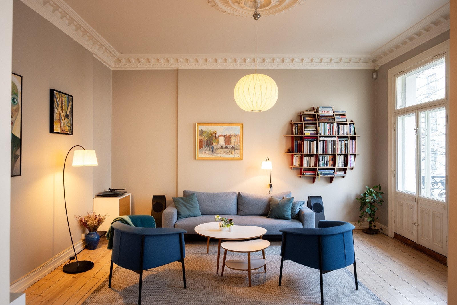 Lys og trivelig stue med god plass til sofagruppe, sofabord og underholdningsavdeling. Galleribilde