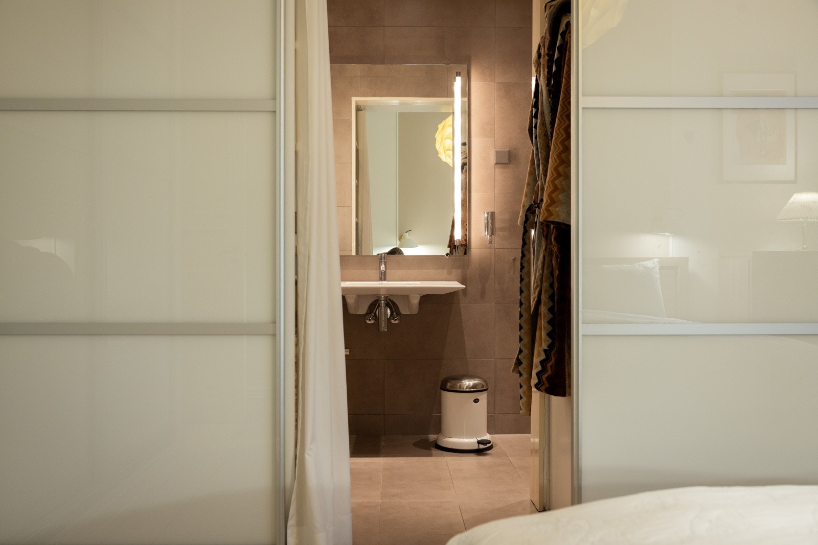 Det er akomst til baderommet fra både gang og hovedsoverom. Galleribilde