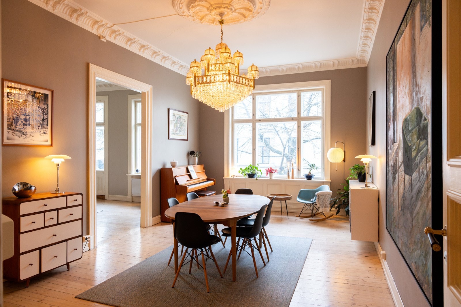 Spisestue med god plass til spisebord med tilhørende spisestoler. Galleribilde