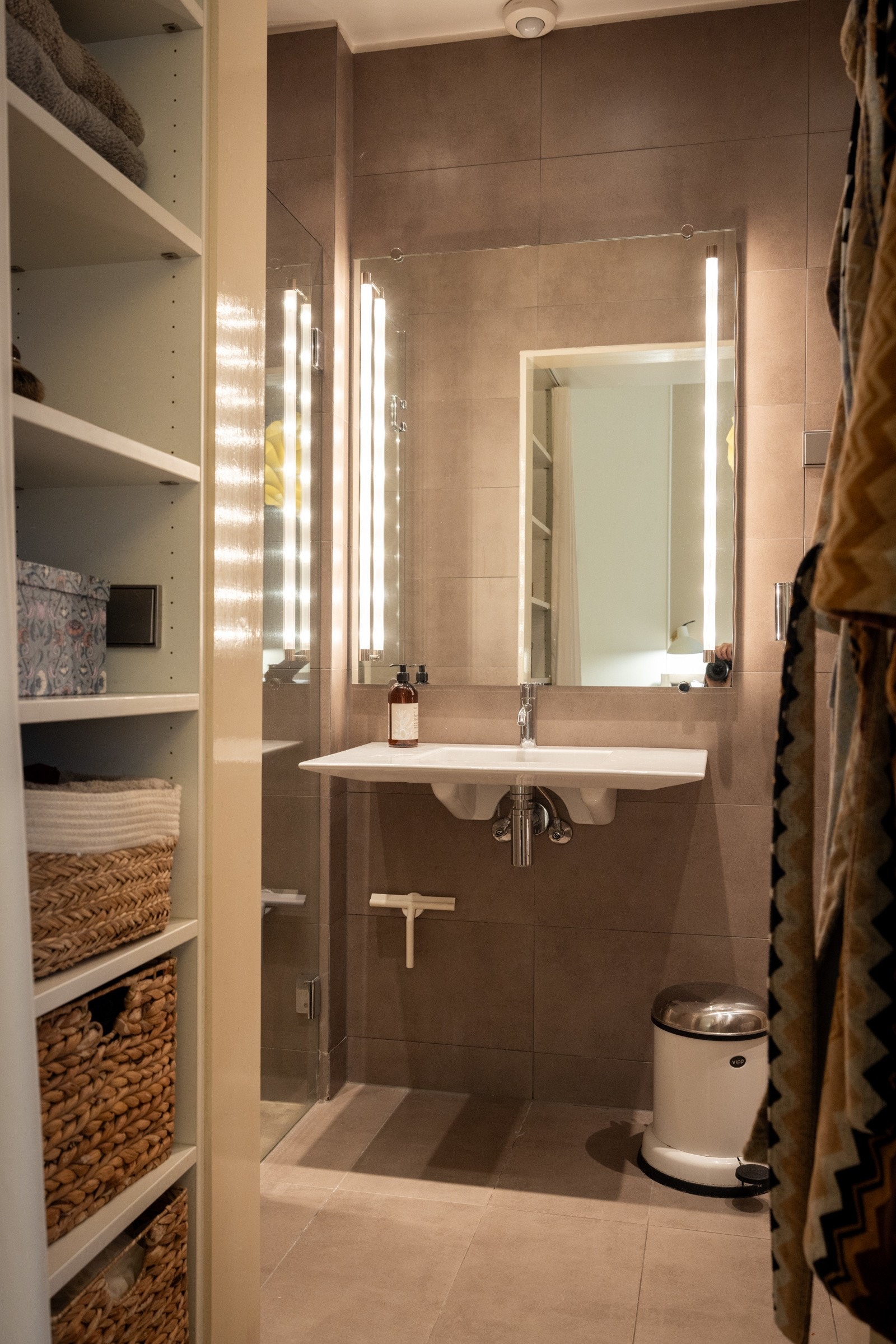 Plassbygget hylleløsning med plass til håndklær, toalettsaker og pyntegjenstander. Galleribilde