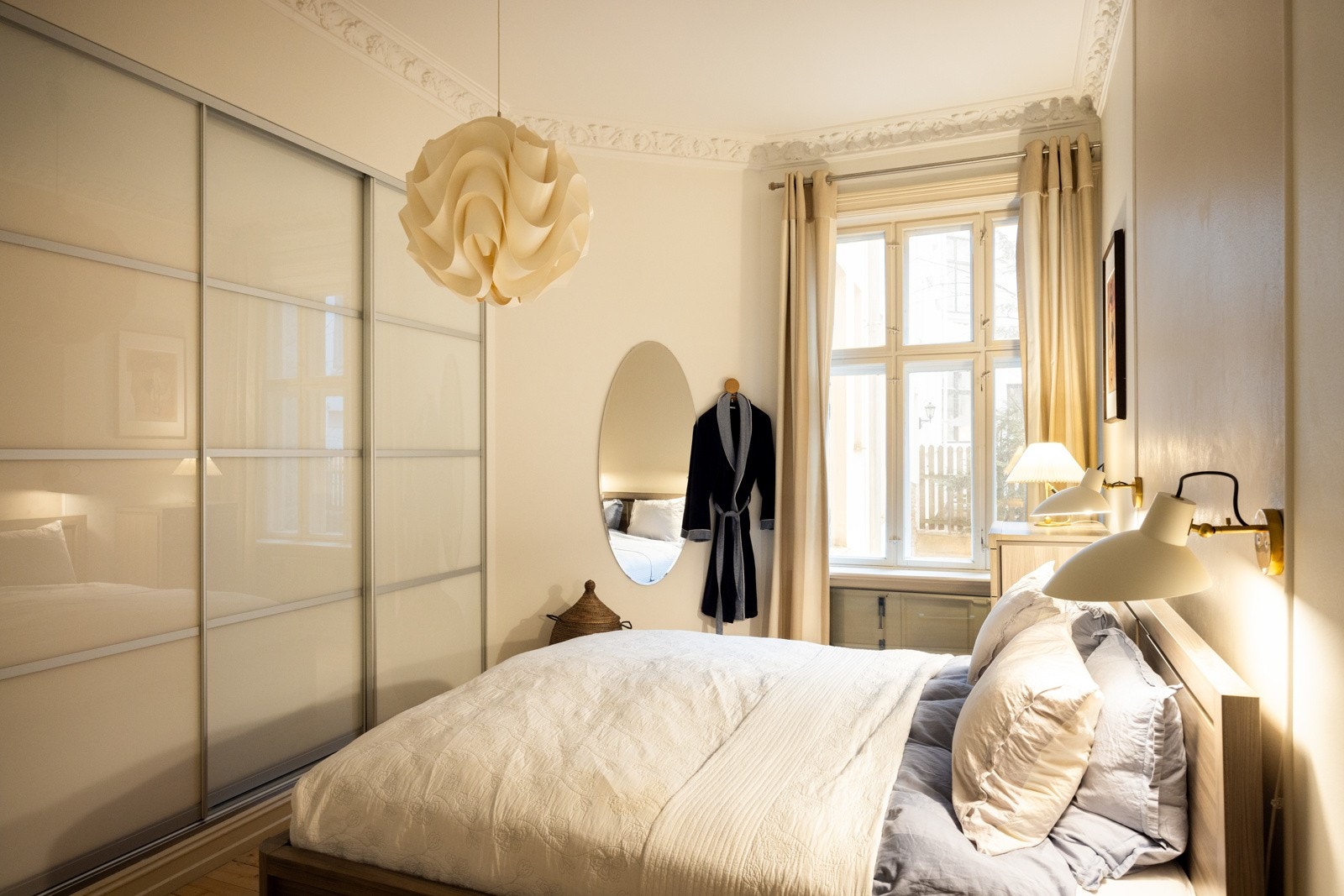 Stor garderobeløsning med mye oppbevaringsplass. Galleribilde